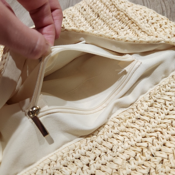 Covertible raffia shoulder/crossbody purse with gold chain - Picture 11 of 12